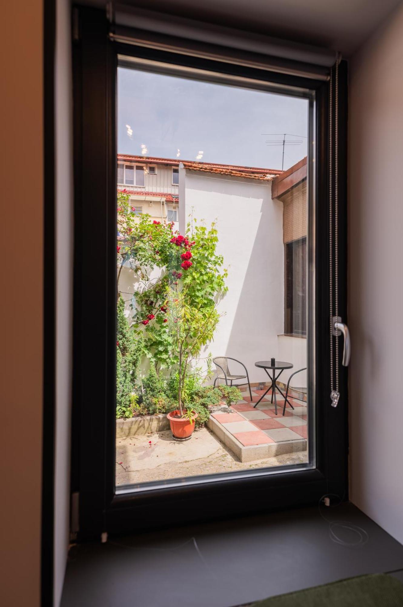 Fun House - Comfortable Stay With Garden And Near Parking Брашов Екстериор снимка