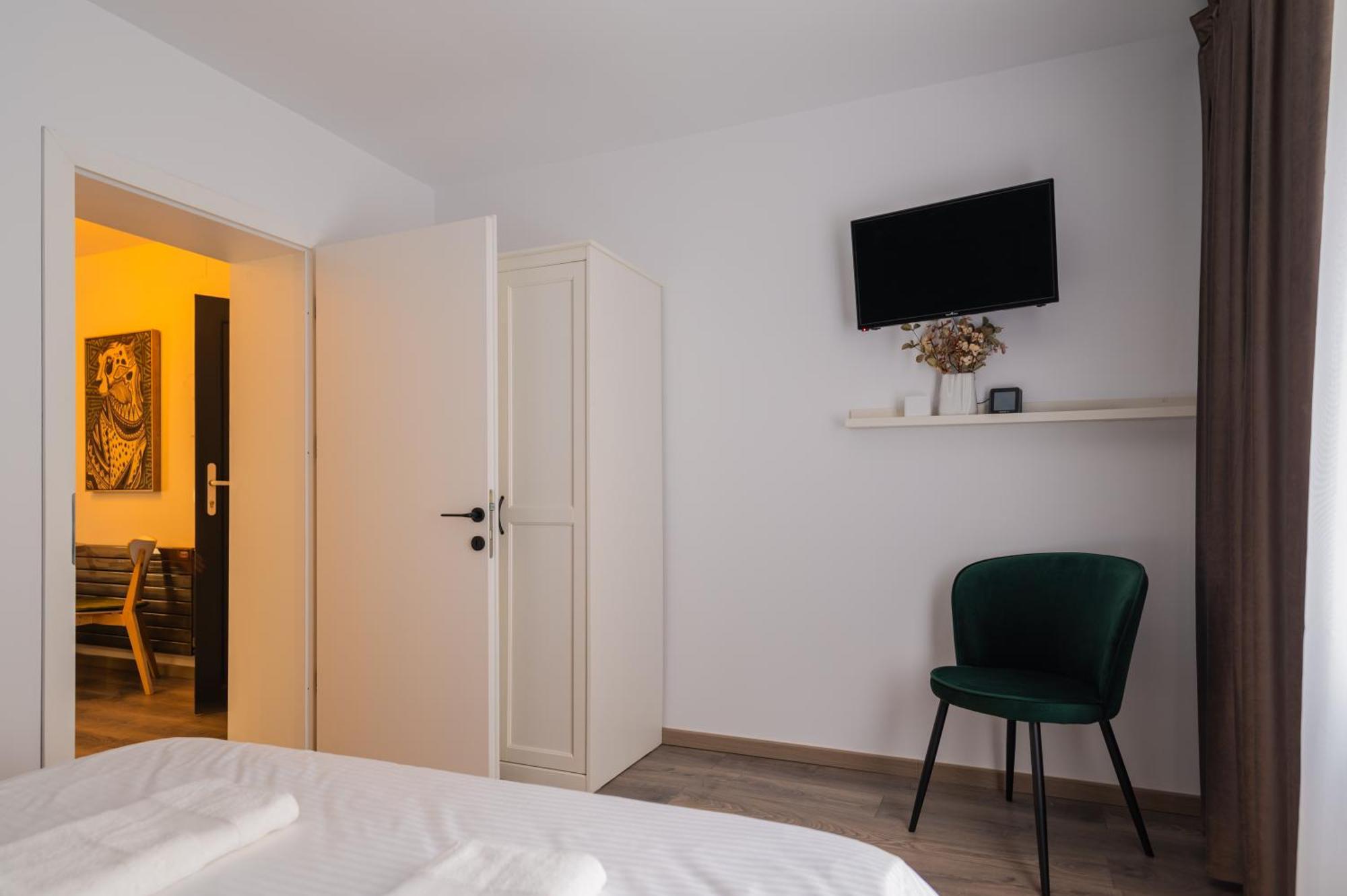 Fun House - Comfortable Stay With Garden And Near Parking Брашов Екстериор снимка